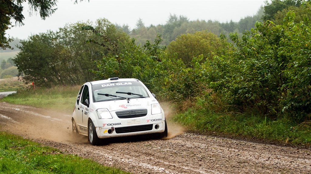 Frank Nielsen og Louise Bang Christiansen havde fuld koncentration på de regnvåde veje i Rally Midtjylland
(Foto: rallypics.dk-viggo johansen)